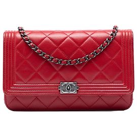 Chanel Boy Portemonnaie aus rotem gestepptem Lammleder mit Kette