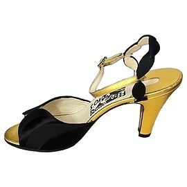 Salvatore Ferragamo Sandalias de Tacón en Cuero Negro y Dorado