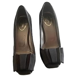 Prada Pumps aus schwarzem Satin mit Schleife