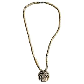 Autre Marque Collana girocollo in perline beige con pendente scolpito