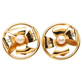 Orecchini Chanel Gold CC placcati oro con perle finte rotonde e fiocco a clip