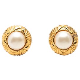 Pendientes de clip Chanel Gold CC bañados en oro acolchados y perlas falsas