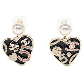 Orecchini Chanel Gold CC placcati oro, perle finte, strass e cuore in resina, a lobo