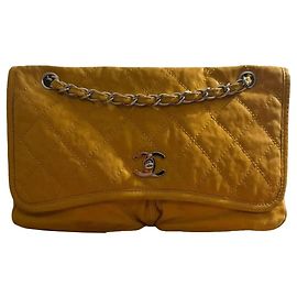 Borsa Chanel Natural Beauty Flap in nubuck giallo