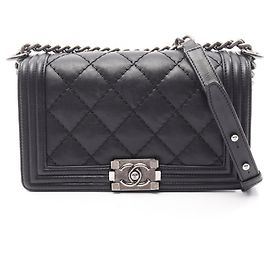 Bolsa de ombro Boy da Chanel em pele de cordeiro preta