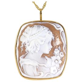 Autre Marque Collier en or jaune 18K avec camée en coquillage
