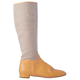 Prada Reitstiefel aus beigem Canvas und Kamelleder mit Logo