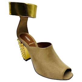 Sandales à talons blocs en daim et cuir avec clous beige / or Fendi