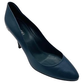 Gucci Pumps aus Leder in Blau mit klassischer runder Spitze