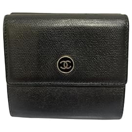 Portafoglio compatto a tre pieghe in pelle nera Chanel