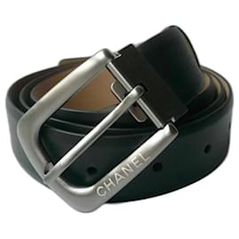 Cintura Chanel in pelle di vitello liscia con fibbia logo, 95 cm