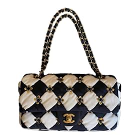 Borsa a tracolla Chanel a quadretti con decorazioni floreali