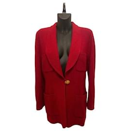 Giacca Chanel con un bottone rossa