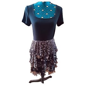 Vestido Desigual Negro con Estampado Abstracto y Volantes