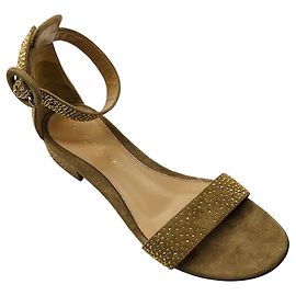 Sandali bassi con cinturino alla caviglia in scamosciato beige / oro con borchie Gianvito Rossi