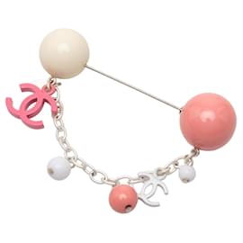 Chanel Broche de Charme CC en Resina Plateada