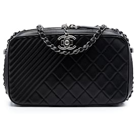 Borsa a tracolla Chanel Black Medium Quilted Lambskin Coco Boy