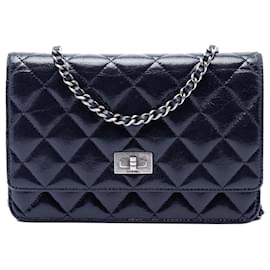Carteira com corrente Chanel Blue Quilted Shiny Aged Calfskin Reissue 2.55
