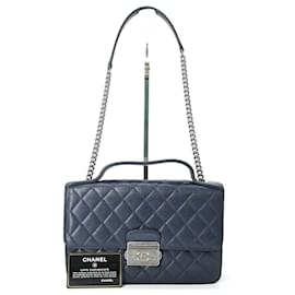 Chanel Matelassé Handtasche aus Leder in Navy