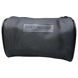 Pochette Vintage Issey Miyake con Logo in Rilievo Nero Sintetico