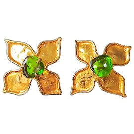 Christian Lacroix Orecchini a fiore in metallo dorato e cabochon verde