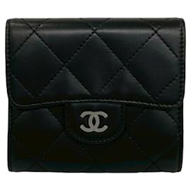 Cartera tríptico de piel de cordero Matelassé Coco Mark de Chanel
