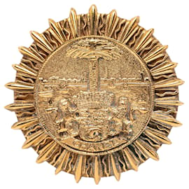 Spilla Chanel Gold Gold Plated Coat Of Arms Medallion Sunburst