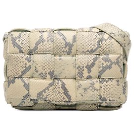 Borsa a tracolla Cassette imbottita in pelle di capra con stampa pitone verde Bottega Veneta