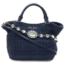 Bolsa Miu Miu em couro nappa matelassé com cristais