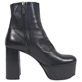 Botas de plataforma Prada em couro preto