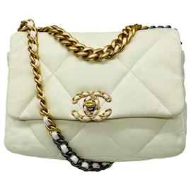 Borsa a tracolla Chanel 19 in pelle trapuntata con logo CC color Crema Taglia Medium con tracolla a catena e finiture in metallo misto