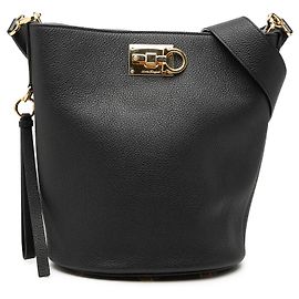 Salvatore Ferragamo Borsa a secchiello Studio in pelle di vitello martellata nera Ferragamo