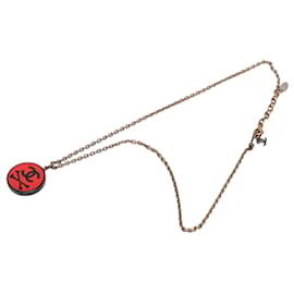 Collana con pendente rotondo Chanel Red CC Gold Plated Resin Crossbones