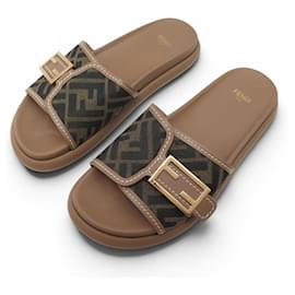 NOVAS SANDÁLIAS FENDI SLIDE 8X8404 37 JACQUARD ZUCCA EM TECIDO E COURO VITELLO - Fendi