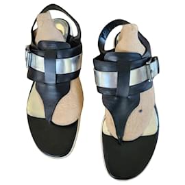 Calvin Klein Sandálias de tiras pretas e prateadas