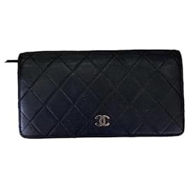 Portafoglio Chanel Classic Flap trapuntato in pelle nera