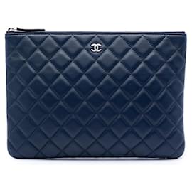 Clutch Chanel Blue Medium Quilted Lambskin O Case