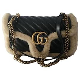 Gucci Marmont Umhängetasche aus schwarzem Leder und Lammfell