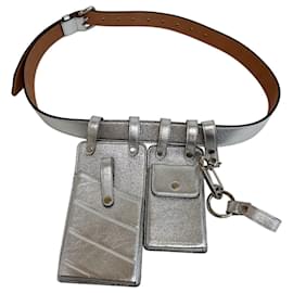 Riñonera Fendi de cuero plateado