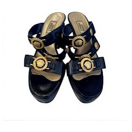 Versace Sandali con tacco in pelle nera Medusa
