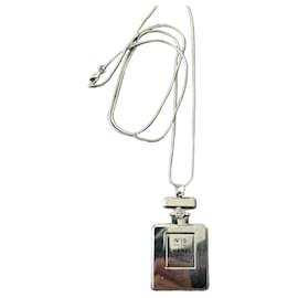 Collana Chanel N°19 Poudré in metallo argentato