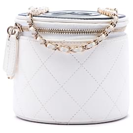 Beauty case Chanel in agnello trapuntato bianco con catena e charm