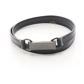 Cinturón Chanel de cuero negro y placa con logotipo metálica