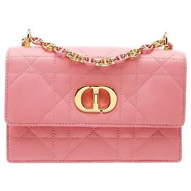 Christian Dior La mini borsa Dior Miss Caro Macrocannage in pelle d'agnello è una borsa a tracolla di dimensioni mini con trapuntatura Macrocannage applicata su morbida pelle d'agnello. Presenta una chiusura con logo CD e tracolla a catena, e ha