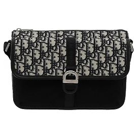 Christian Dior Realizzato nell'iconico jacquard Oblique di Dior, questo modello è più leggero della pelle e offre una resistenza ai graffi superiore. La sua struttura tridimensionale e l'ampio spazio di archiviazione