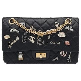 Chanel Un modello in edizione limitata in cui la pelle vintage, che acquista fascino nel tempo, è impreziosita da ornamenti finemente lavorati, offrendo sia rarità che valore artistico. L'iconica chiusura Mademoiselle