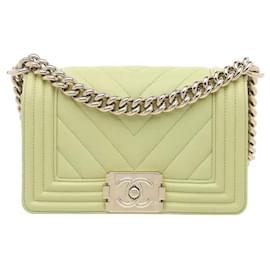 La Chanel Boy Bag Small mette in risalto la forma robusta della pelle di vitello e i dettagli stagionali come il colore lime, con la silhouette strutturata e squadrata distintiva della linea Boy che risalta; la