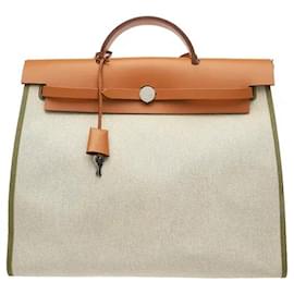 Hermès Das Modell Herbag Zip 39 kombiniert robustes militärisches Canvas-Material mit Verzierungen aus Hunter-Kalbsleder. Es zeichnet sich durch die für die Sellier-Technik typische eckige Silhouette und einen großzügigen Innenraum aus.