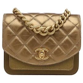 La borsa a tracolla Chanel CC Logo Flap Chain è una borsa a patta di dimensioni mini che combina pelle d'agnello Matelasse e pelle di vitello goffrata effetto razza. Presenta una chiusura con logo CC e una tracolla a catena, ed è caratterizzata da uno spazio generoso