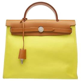 Hermès Das Modell Herbag Zip 31 ist eine 2-Way Tote Bag, die Hunter-Rindsleder mit Militär-Canvas kombiniert, wobei der Canvas-Korpus Leichtigkeit und hervorragende Strapazierfähigkeit bietet. Die Praktikabilität wurde gesteigert